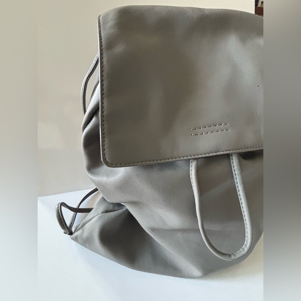 🦋2/25$ CoLab Gray faux soft Leather Pouch Back Pack - Picture 2 of 15